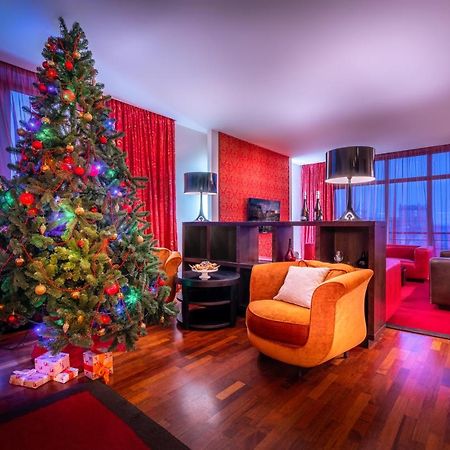 玛麦森套房水疗酒店 莫斯科 外观 照片 A Christmas tree in a living room